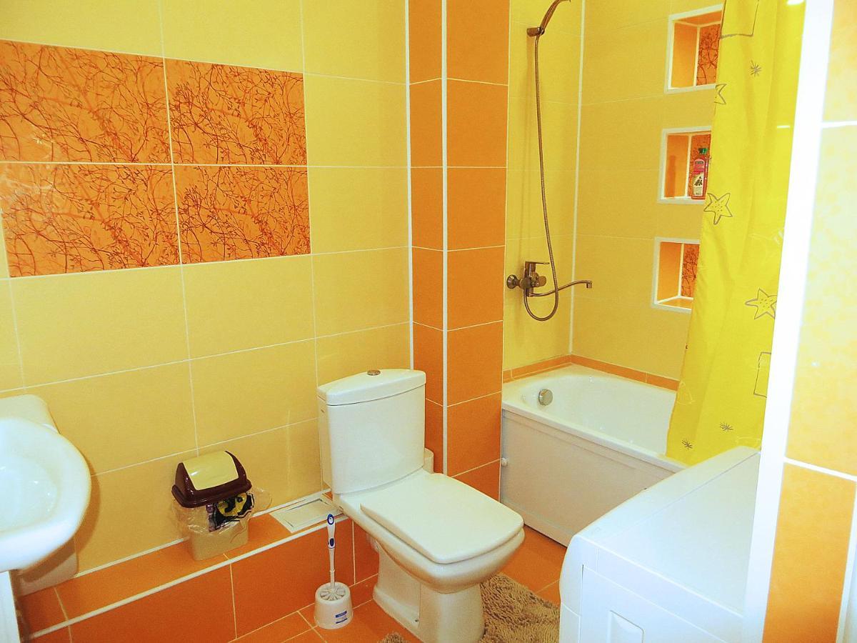 Yellow Apartment In The Center Of Бішкек Екстер'єр фото
