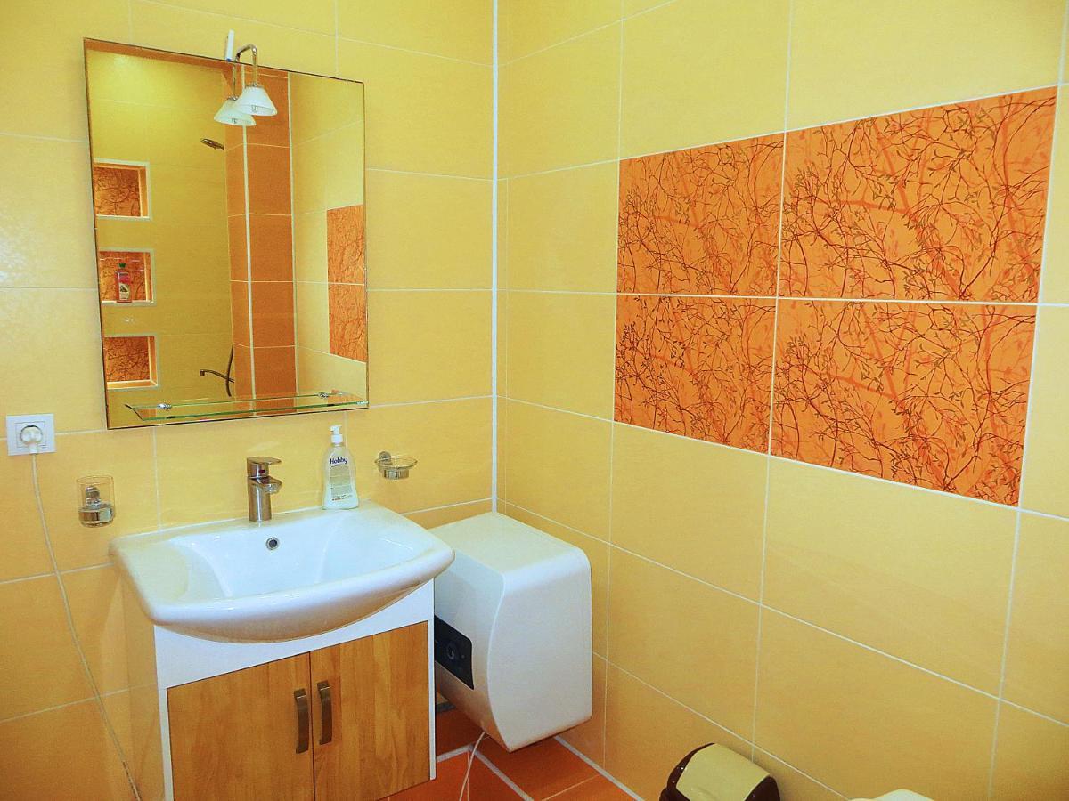 Yellow Apartment In The Center Of Бішкек Екстер'єр фото
